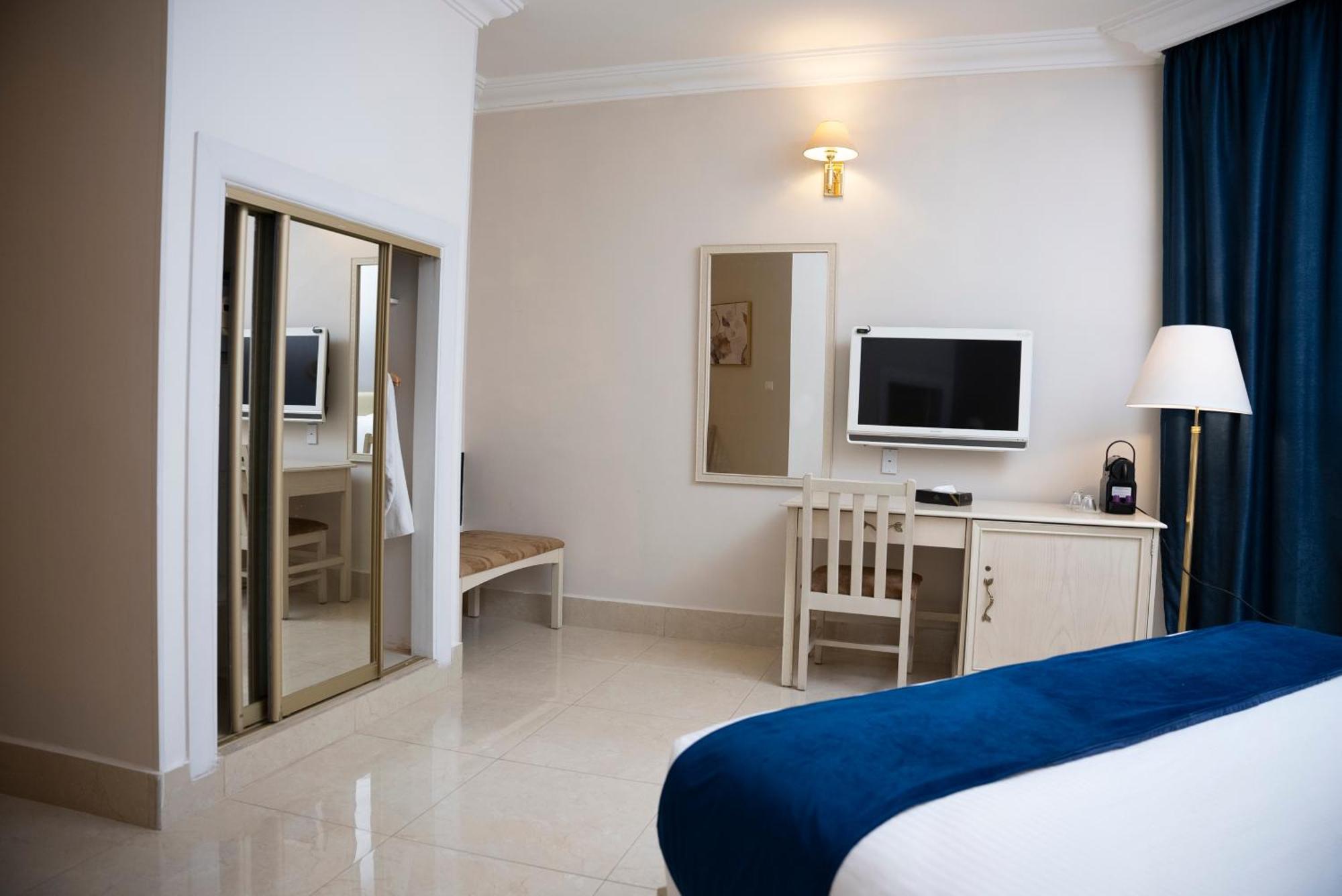 Hotel West 4*
